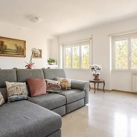 Francis House Apartment *
